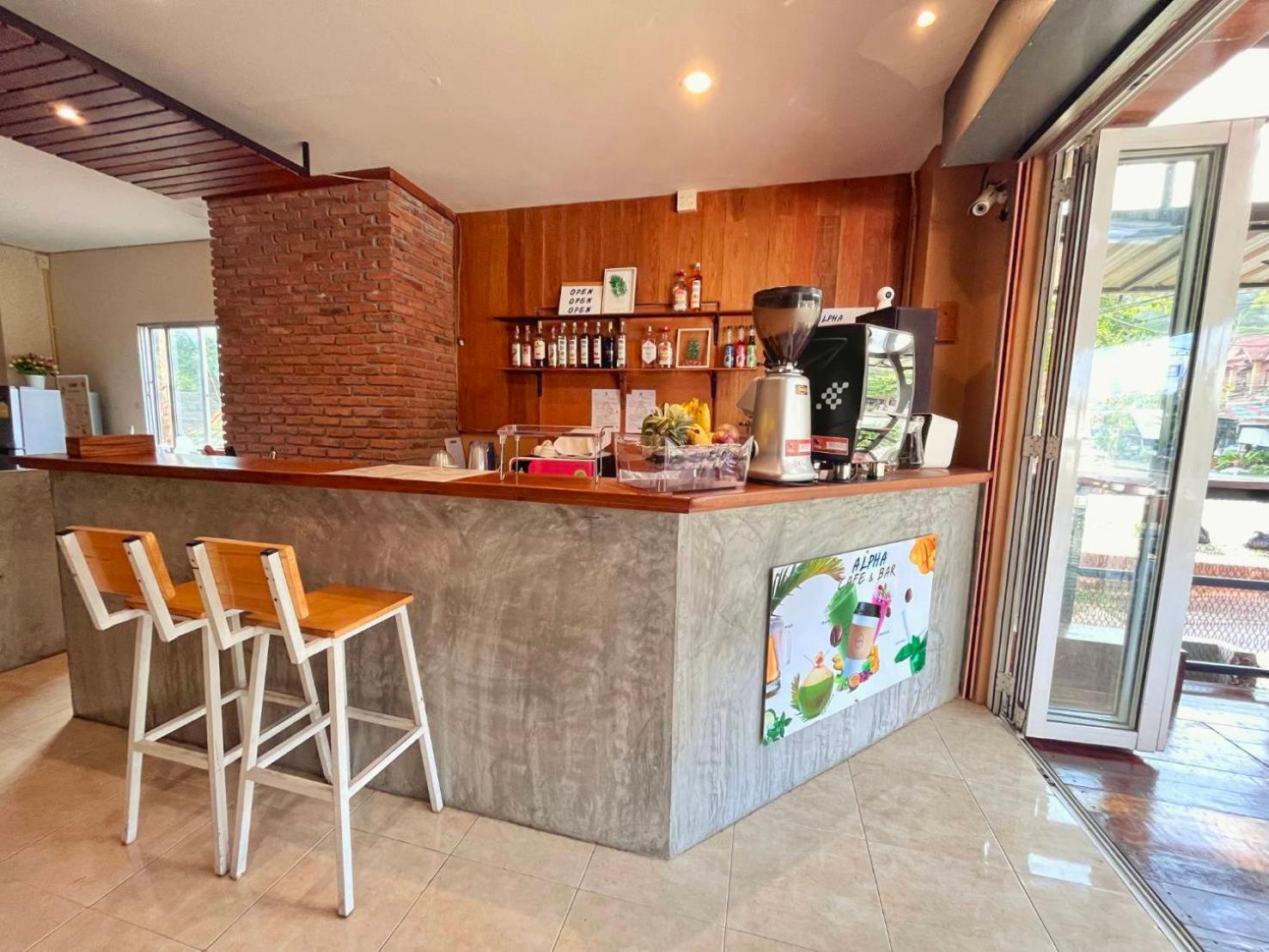 Alpha Hostel Cafe&Bar Ban Khlong Yai Екстериор снимка