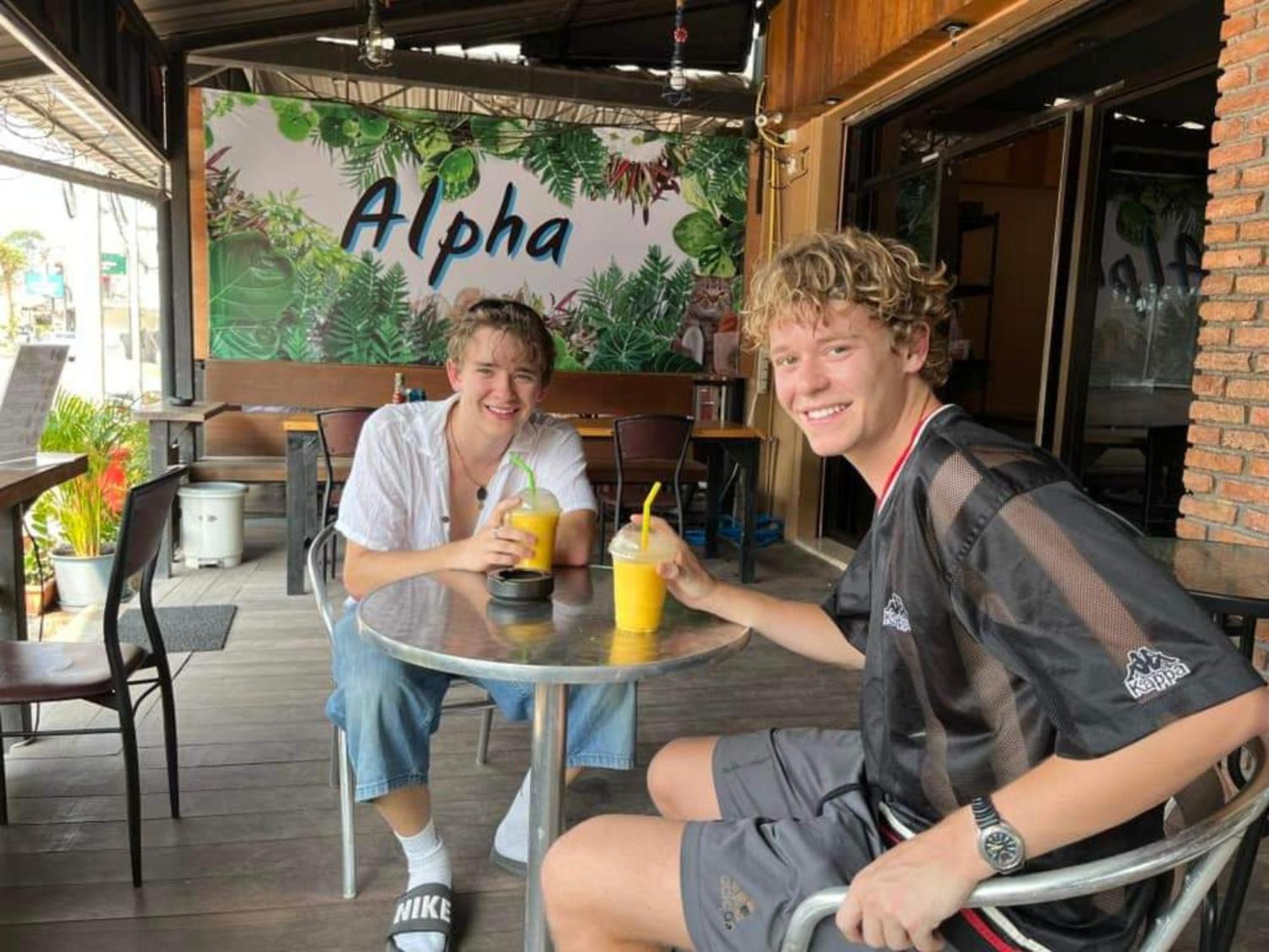 Alpha Hostel Cafe&Bar Ban Khlong Yai Екстериор снимка